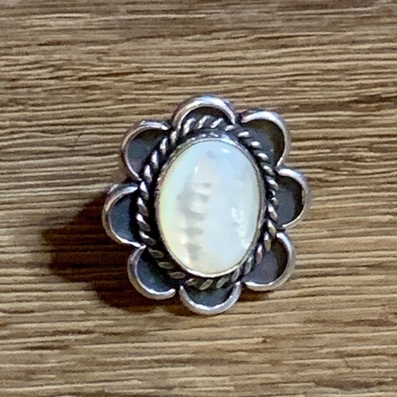 Vintage Mother of Pearl Sterling Silver Ring - Picture 4 of 8